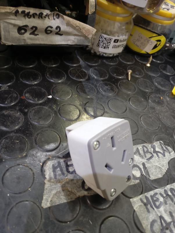 FICHA HEMBRA 20A MIG CON MANIJA