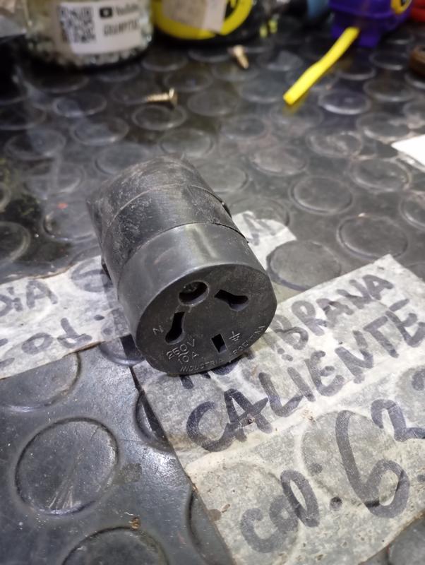 FICHA HEMBRA CON PRENSACABLE TIPO RICHI NEGRA