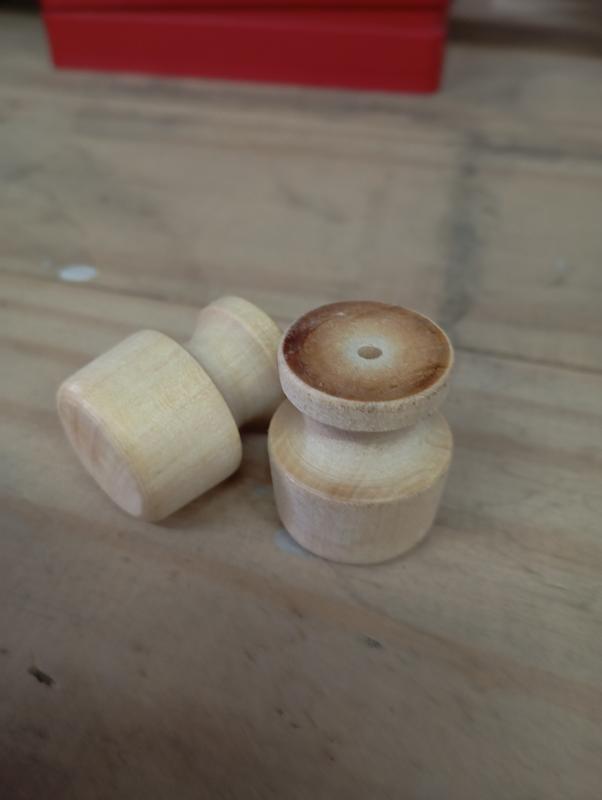 TIRADOR DE MADERA DE 27MM C TORNILLO Y TUERCA