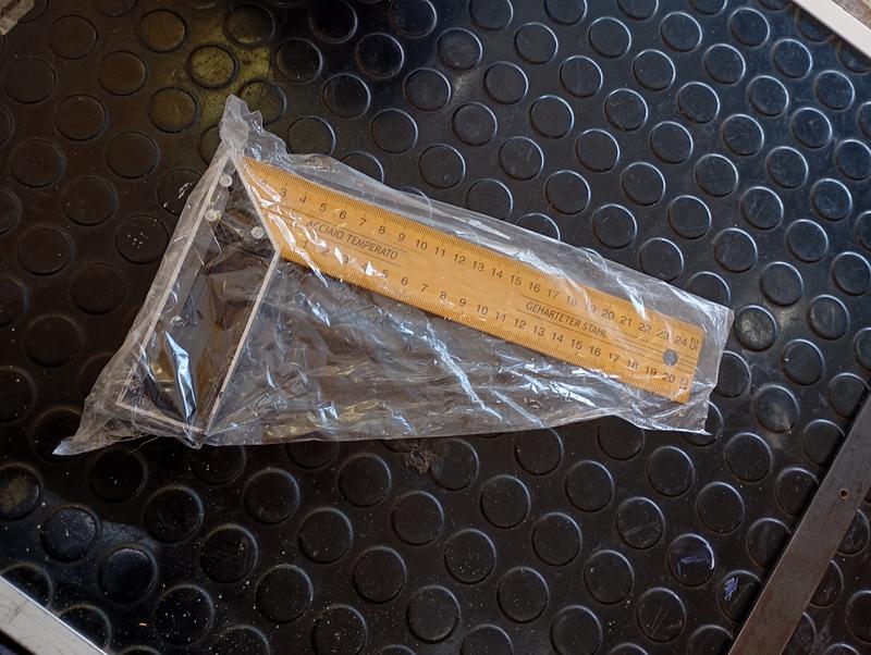 ESCUADRA PROFESIONAL 25CM