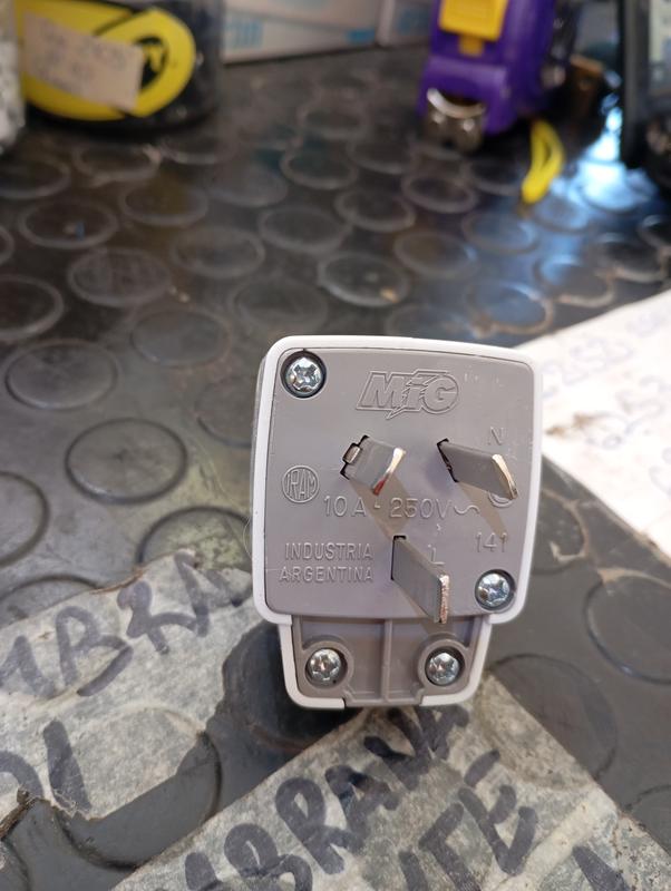 FICHA MACHO 10A MIG 3 PERNOS CON MANIJA