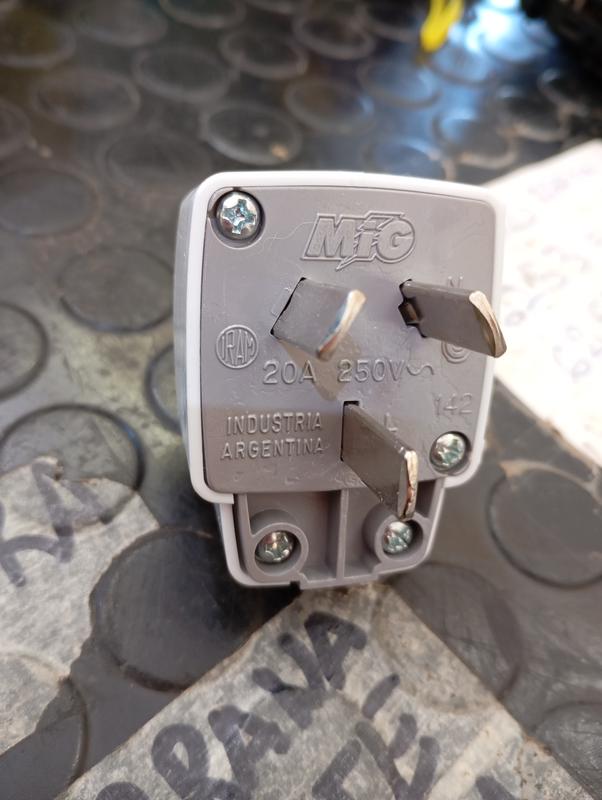 FICHA MACHO MIG BIPOLAR 20A CON MANIJA